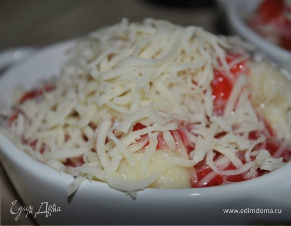 Положить в каждую формочку по маленькому кусочку масла и присыпать сверху натертым сыром.

