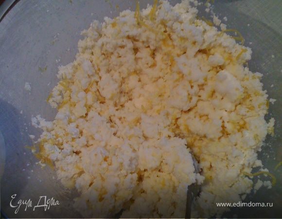 В творог добавить цедру лимона, разрыхлитель, ваниль (или ванильный сахар)