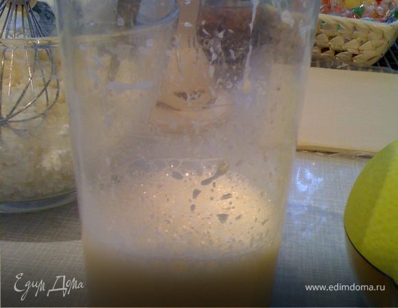 Сметану взбиваем с сахаром.