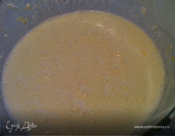 Смешиваем творог, взбитые яйца, взбитую сметану.