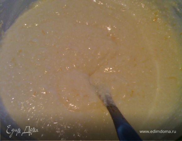 В смесь добавляем немного муки (примерно ½ стакана), чтобы не было сильно жидко и не сильно густо.