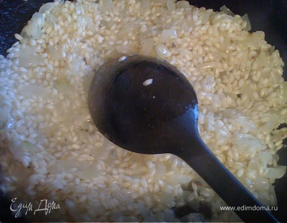 Добавляем рис и обжариваем до полупрозрачноси риса.