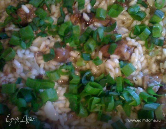 Сердечки можно обжарить на оливковом масле и добавить когда будет готов рис. Я отварила сердечки. Получились готовые сердечки и бульон. «Убила 2-х зайцев». Рис смешиваем с сердечками и сыром, посыпаем зеленью.