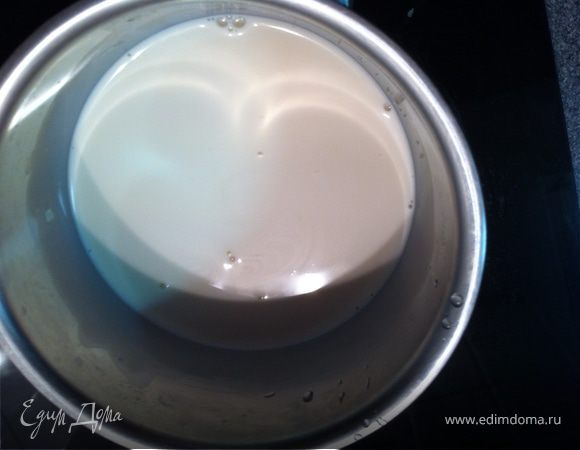 сливки, разогреваем в сотейнике с толстым дном сливки не должны закипать, потом бросаем сахар и пару минут мешаем ложкой. 