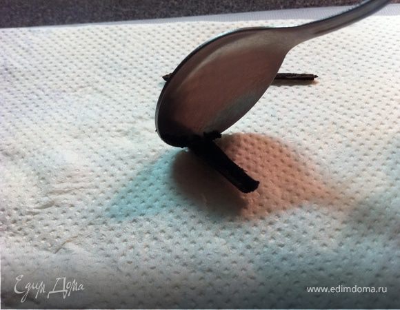 из палочки нужны только семена. добавляем их в сливки и убираем с плиты.