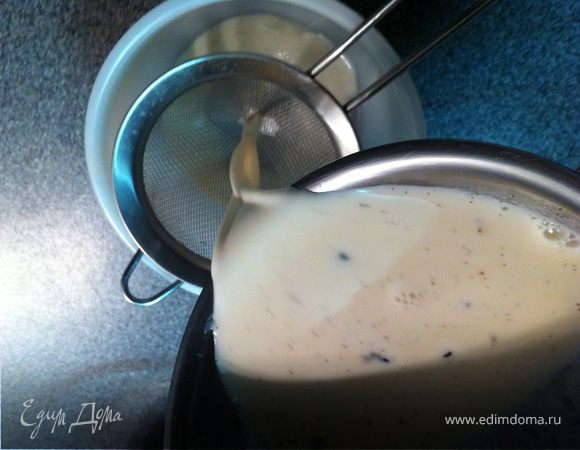 через сеточку вливаем в формочку, и на пару часов холодильник 
