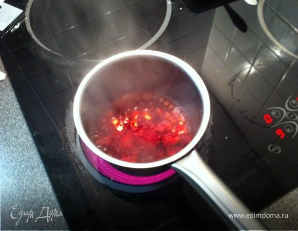 самый простой малиновый соус который я умею делать, это 
белое вино, пару минут нужно выпарить алкоголь, затем немного сахара и малины пару минут и все готово!