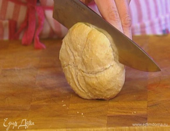 Булочку разрезать вдоль пополам, выложить в небольшой противень срезами вверх и отправить под гриль.