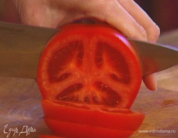 Помидор и моцареллу нарезать кружками.