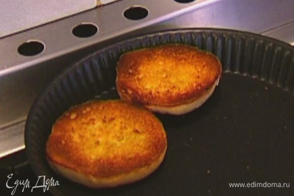 Поджаренные куски булочки сбрызнуть оливковым маслом.