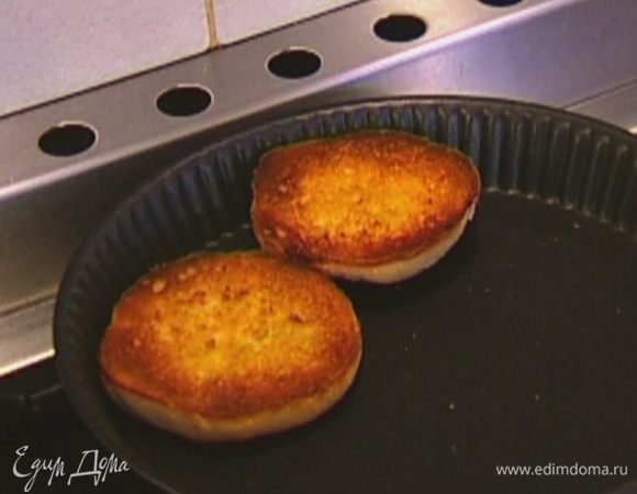 Поджаренные куски булочки сбрызнуть оливковым маслом.