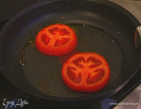 Снять лук со сковороды и на ней же обжарить 2 кружка помидора с обеих сторон.
