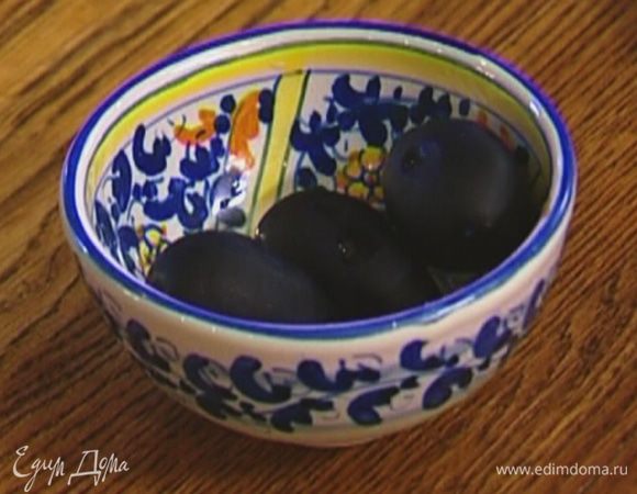 Оливки раздавить ножом, вынуть косточку и нарезать небольшими кусочками.