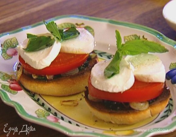 Украсить листьями базилика, сбрызнуть оставшимся оливковым маслом.