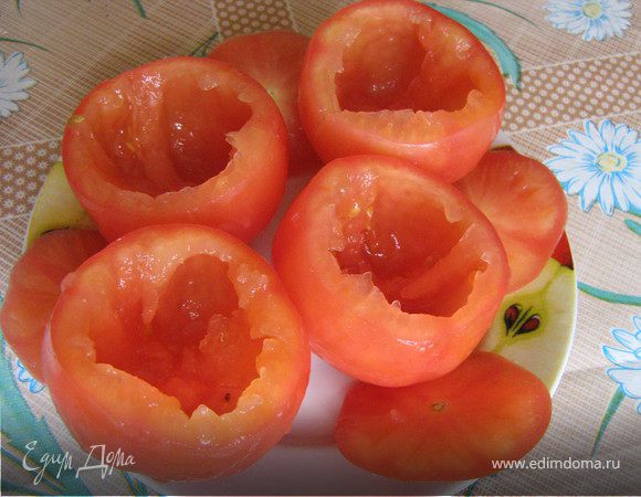 Разогреть духовку до 200 гр С.У помидоров срезать верхушку и вычистить мякоть. 