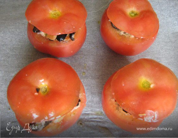 Наполнить смесью помидоры, накрыть срезанной "крышкой", сбрызнуть маслом и запекать 30 мин.