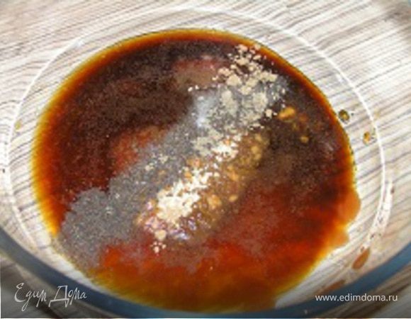 В глубокой посуде приготовить маринад, смешав все ингредиенты. Филе свинины нарезать небольшими кусочками и выложить в посуду с маринадом, перемешать, поставить в холодильник на час. 