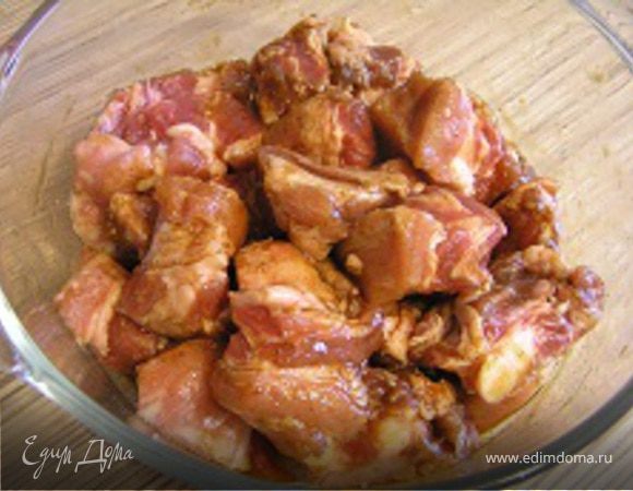 Где-то через 30 минут вынуть мясо из холодильника, еще раз перемешать, поставить обратно в холод.