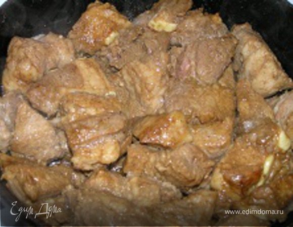 Замаринованное мясо обжарить на сковороде с небольшим количеством масла, затем добавить бульон и тушить около 30-40 минут до мягкости.