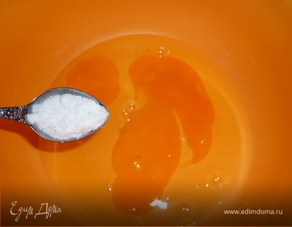 Яйца взбиваем с солью.