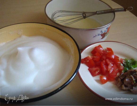 Яйца разделить на желтки и белки. Один желток отложить для украшательства.
Духовку предварительно разогреть до 200 гр.ц.
Помидор, зелень и мясо мелко нарезать. Для НЕ любителей-сначала помидор очистить от кожицы (сделать крестообразный надрез на "макушке" помидора-обдать кипятком и стянуть кожицу). Поджарить на сковороде на небольшом кусочке слив. масла.
Белки взбиваем до мягких пиков с щепоткой соли.
Желтки венчиком растираем со сливками. Добавляем в желтки помидорку,мясо и зелень. Тщательно перемешиваем. Вмешиваем аккуратно в нашу желтковую массу белки