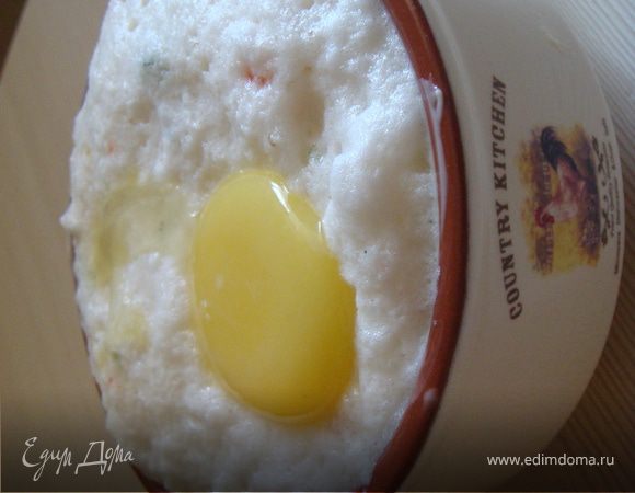 Форму для запекания (я брала горшочек-супницу) смазать обильно слив.маслом. Переложить аккуратно в неё наш будущий омлет. Сверху положить желток и присыпать солью.
