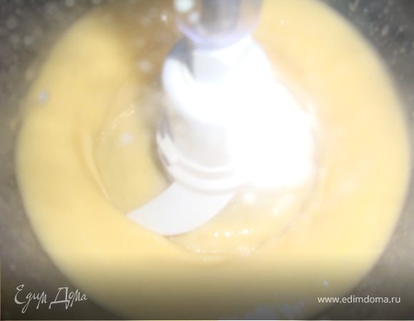 яйца взбить в пышную пену. потом, постепенно добавляя сахар, взбиваем до образования густой пены. Постепенно добавляем просеянную  муку и аккуратно перемешиваем тесто ложкой, пока не вберет в себя муку.добавити бананову кашицу перемишати Выпекать бисквит 25-40 минут в нагретой до 180-200°C духовке.