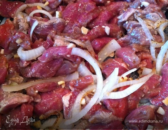 Маринад:
3 ст.л соевого соуса + мелко нарезанный имбирь и чеснок + мед.
Режем телятину на некрупные кусочки. Ставим мариноваться минимум на час!