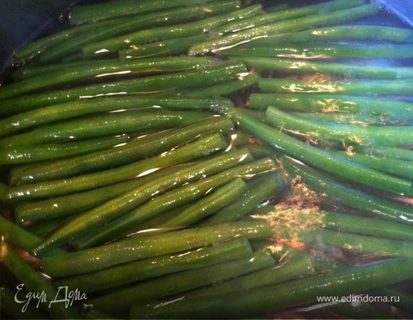 У фасоли отрезать кончики, отварить в кипящей подсоленной воде 3 минуты!