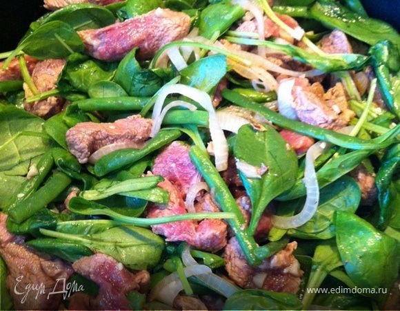 Режем лук, обжариваем с кунжутом, добавляем говядину, через 10 минут фасоль и шпинат. Добавляем еще 1 ст.л соевого соуса и немного воды.Тушим на медленном огне до готовности!