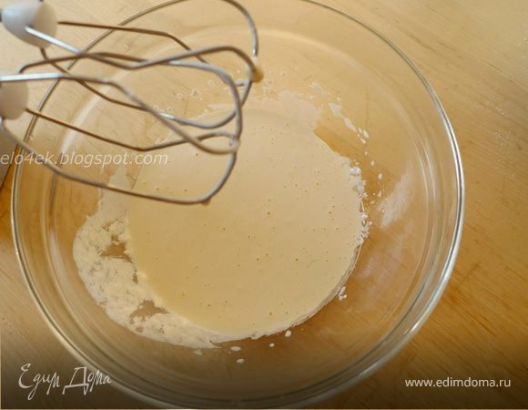 Смешать сметану, яйцо, растительное масло. Смесь должна быть однородной.