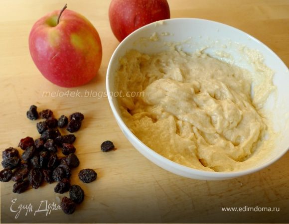 В тесто добавить яблоки и изюм. Снова быстро перемешать.