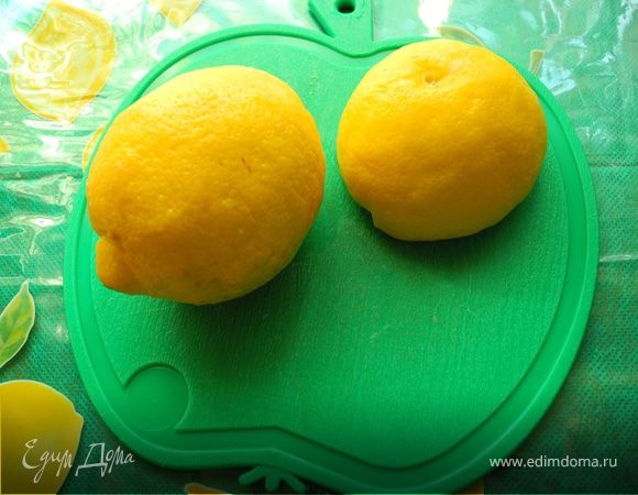 Все очень просто. Нарезала лимон на кусочки (в исходном рецепте лимон очищается от кожуры, дольки от пленок, но можно сделать с кожурой, если лимоны экологически чистые).
