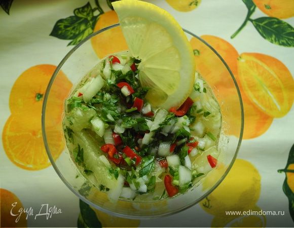 Нашинковала петрушку и лук. Нарезала мелко перец чили (освободив от семян). Смешала лимон, петрушку, лук,чили, соль, оливковое масло. Оставила на час.
Затем залила минеральной водой. По рецепту еще добавляется лед.
Очень вкусно есть этот суп с чиабаттой, слегка подсушенной или обжаренной!