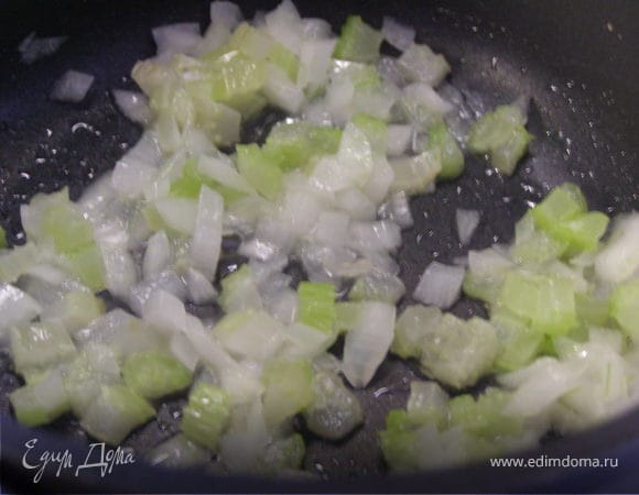 Обжарить в кастрюле на оливковом масле лук и сельдерей.