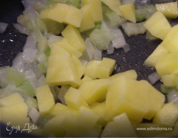 Добавить к ним мелко порезанный картофель. 