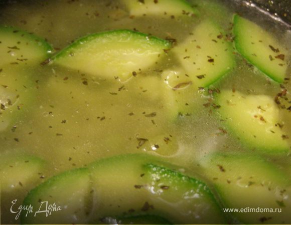 Овощи посолить, поперчить. Добавить мяту и залить кипяченной водой (бульоном). Накрыть крышкой и варить до мягкости.