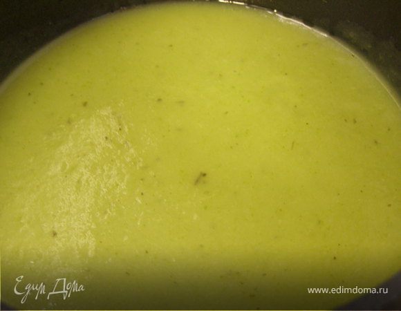 Прогреть суп на медленном огне 3 минуты. Дать настояться и остыть.