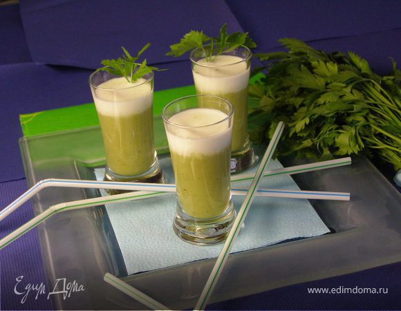 Перелить в рюмки. Сверху украсить сливками и зеленью. Можно подавать гостям! Главное, что для поглащения такого чуда не требуется тарелка с ложкой ;)