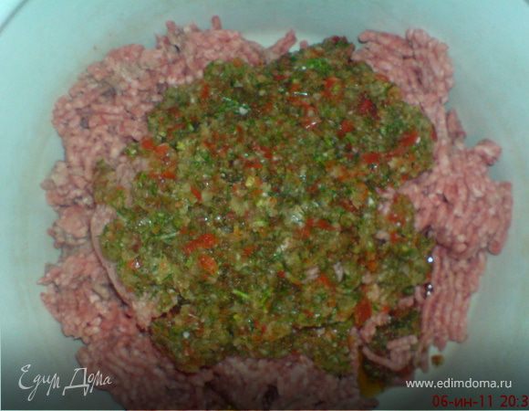 соединить мясо,лук ,укроп и перец.,перемешать