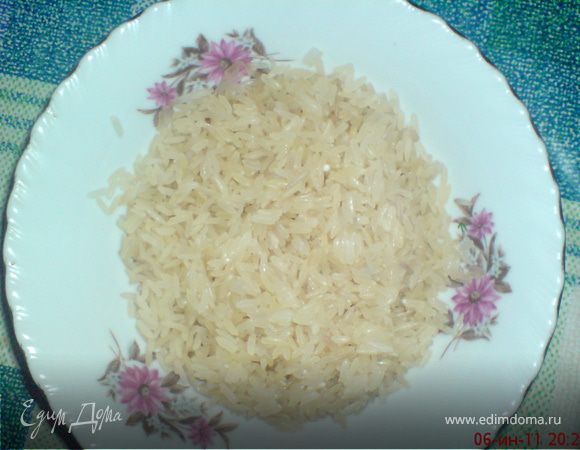 добавить хорошо промытый рис  ,соль и специи