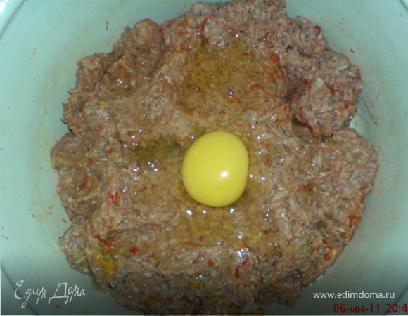 добавить  яйцо,тщательно перемешать