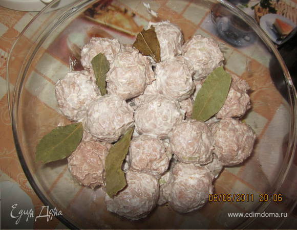 Мелко нарезаем лук и смешиваем с фаршем.Смазываем посуду растительным маслом, из фарша скатываем шарики, смазываем сметаной и помещаем в посуду, добавляем лавровый лист,накрываем крышкой и ставим в микроволновую печь на 10-14 минут.