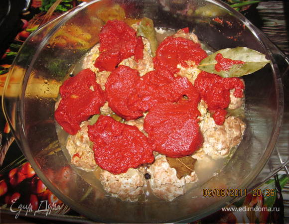 Через 5-6 минут после начала процесса приготовления добавляем томатную пасту, специи и немного воды. Снова накрываем крышкой, и продолжаем процесс приготовления...