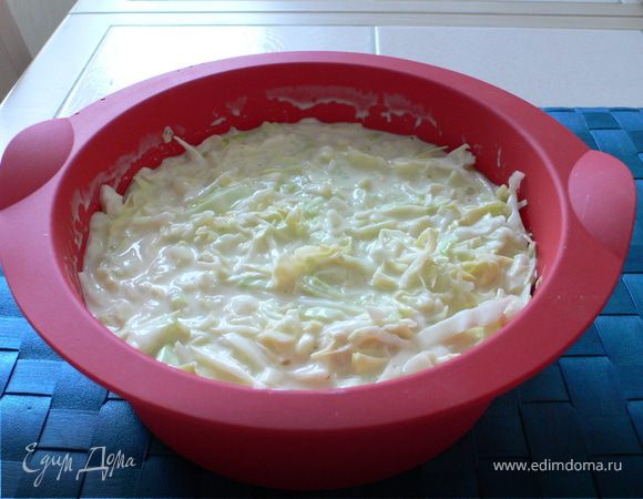 Приготовленной заливкой равномерно полить капусту