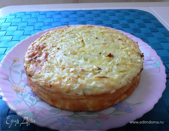 Готовый пирог подавать охлаждённым со сметаной.