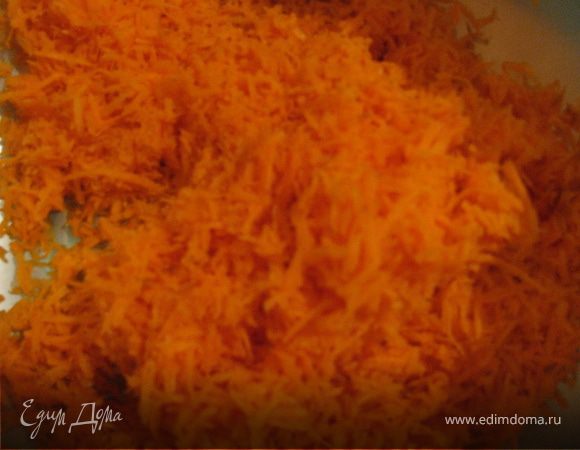Натираем морковь на мелкой тёрке.