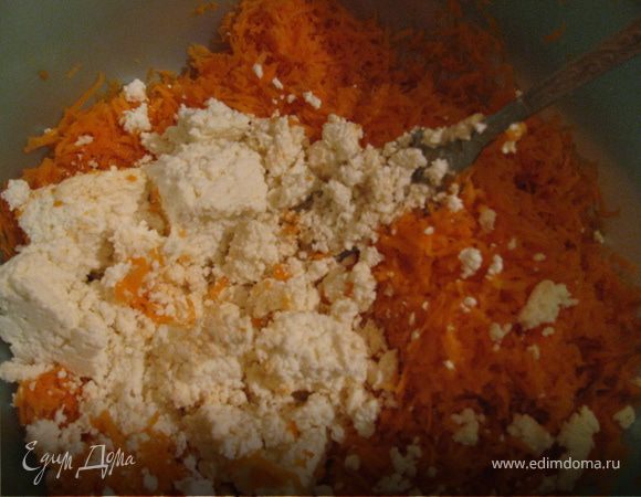 Добавляем творог в морковку и перемешиваем.