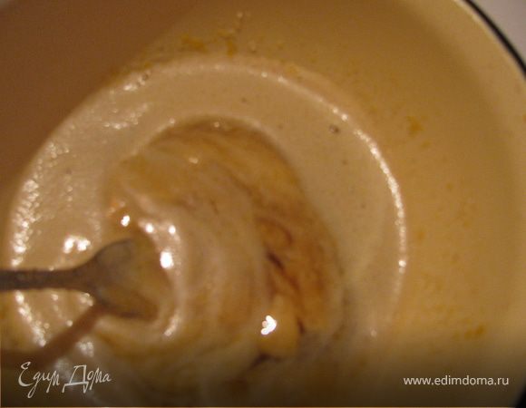 Яйца легко взбиваем с сахаром и щепоткой соли (я делала это вилкой).
