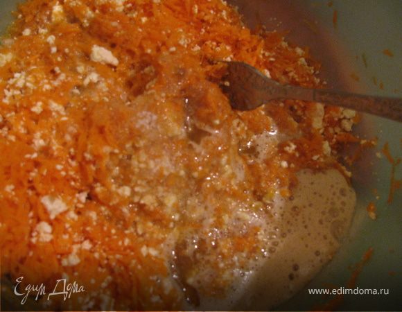 В творожно-морковную смесь добавляем растопленное сливочное масло и яичную смесь. Снова всё перемешиваем.